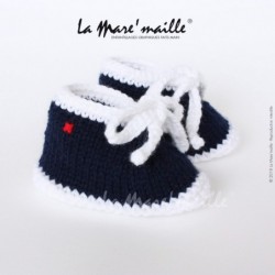 Chaussons bébé laine style basket bleu marine et blanc avec lacets en maille