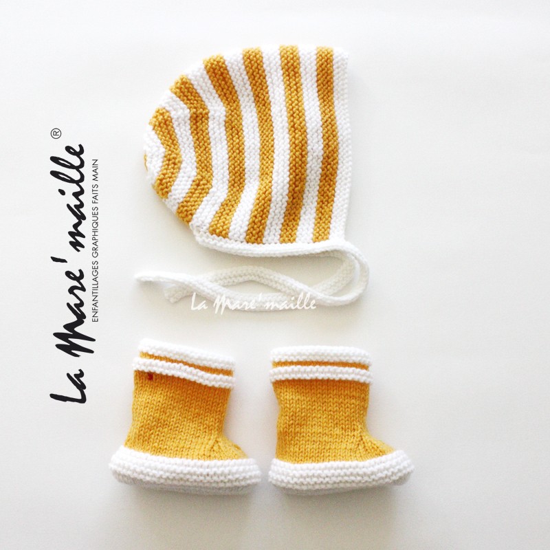 Ensemble chaussons bébé façon bottes de pluie Aigle et bonnet béguin marinière jaune et blanc