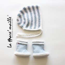 Ensemble chaussons bébé façon bottes de pluie Aigle et bonnet béguin marinière bleu ciel et blanc