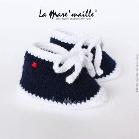 Chaussons bébé laine style basket bleu marine et blanc avec lacets en maille taille 3-6 mois en stock