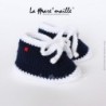 Chaussons bébé laine style basket bleu marine et blanc avec lacets en maille taille 3-6 mois en stock