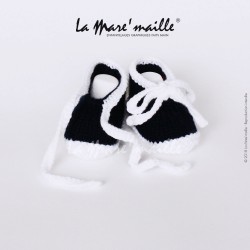 Chaussons bébé laine style basket bleu marine et blanc avec lacets en maille taille 3-6 mois en stock