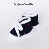 Chaussons bébé laine style basket bleu marine et blanc avec lacets en maille taille 3-6 mois en stock