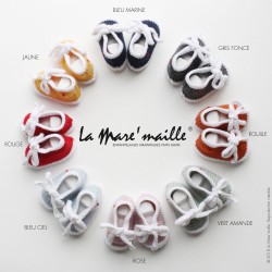 Chaussons bébé laine style basket bleu marine et blanc avec lacets en maille taille 3-6 mois en stock