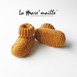 Chaussons bébé montants rétros en laine Mérinos miel tricot main