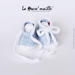 Chaussons bébé laine style basket bleu ciel et blanc avec lacets en maille