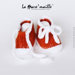 Chaussons bébé laine style basket orange et blanc avec lacets en maille