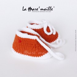 Chaussons bébé laine style basket orange et blanc avec lacets en maille